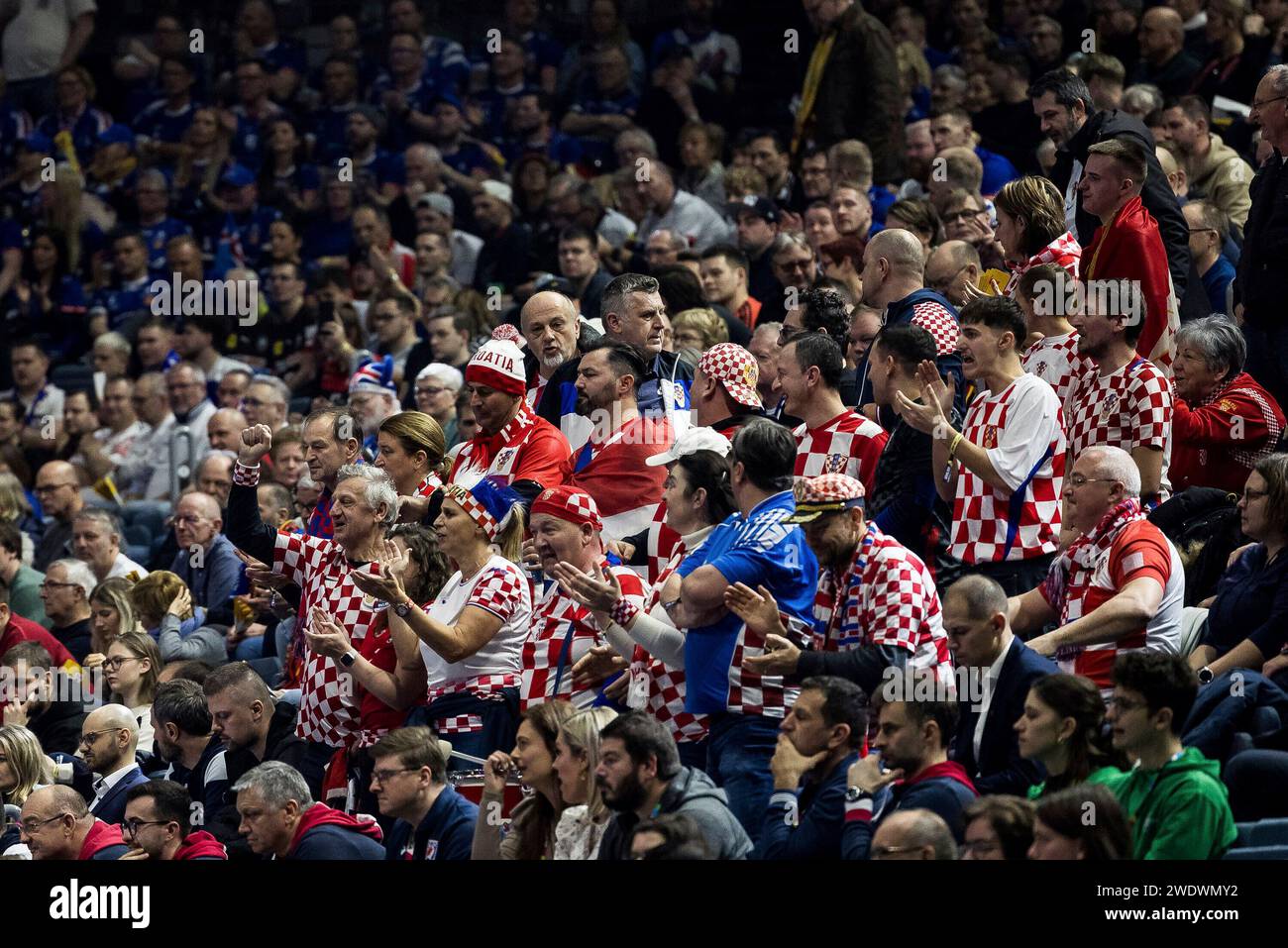 Kroatische Fans Feuern Ihre Mannschaft An MEN S EHF EURO 2024 Kroatien kroatische-fans-feuern-ihre-mannschaft-an-men-s-ehf-euro-2024-kroatien