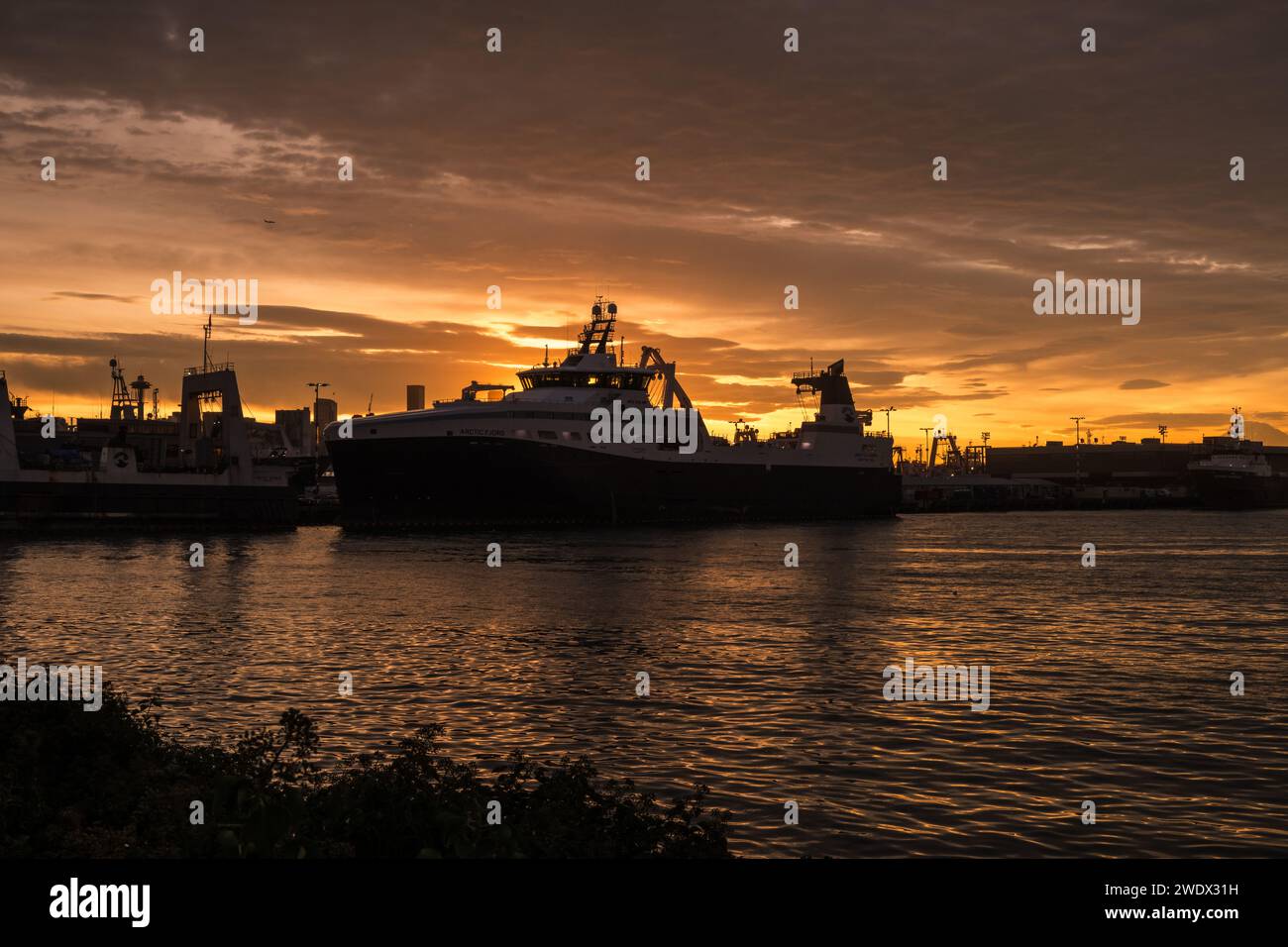 Seattle, USA. 13 Dec, 2023. Sunrise over Seattle. Stock Photo