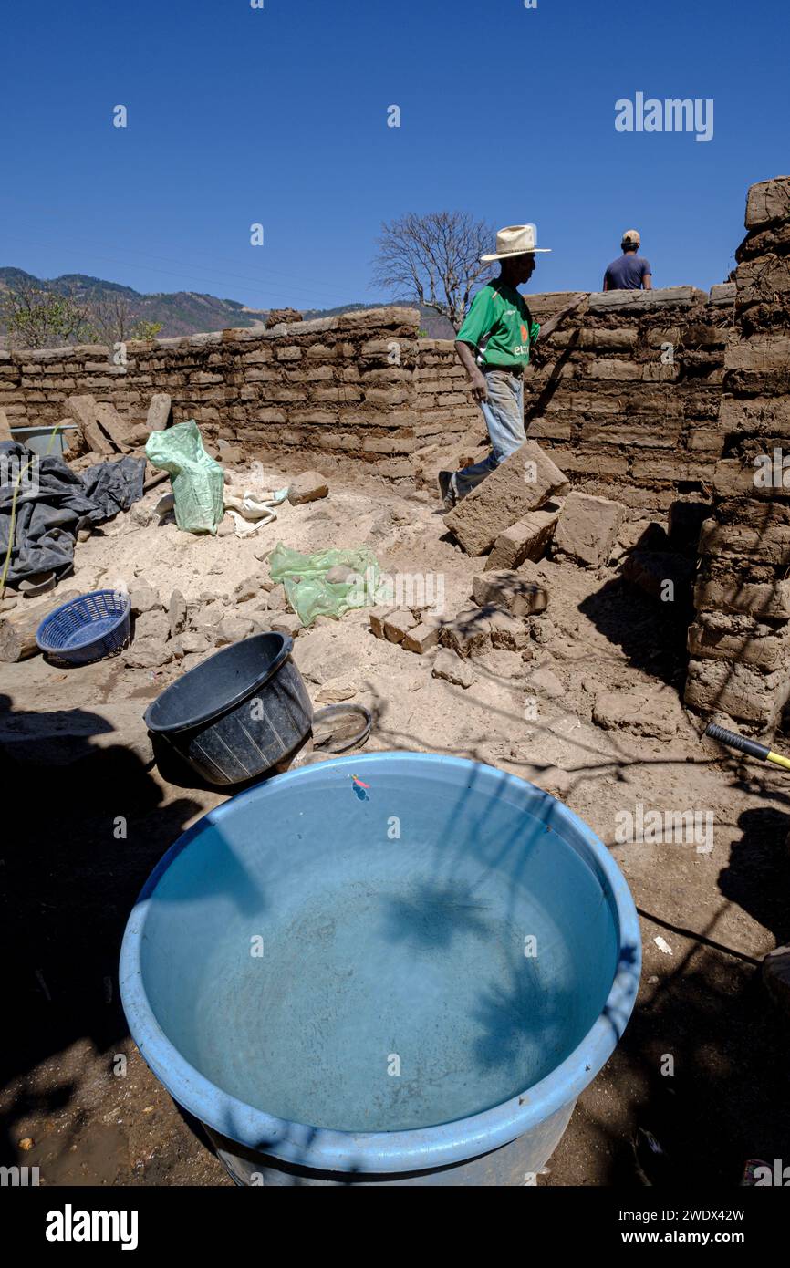 albañiles trabajando en la construccion de una casa, Sinchaj, San Bartolomé Jocotenango,  municipio del departamento de Quiché, Guatemala, America Cen Stock Photo