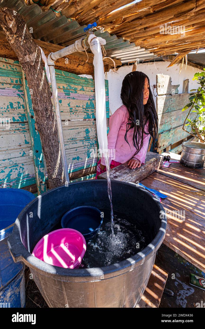 niña lavandose el pelo, aldea de Yacón, San Sebastián Lemoa, municipio de Chichicastenango , Quiché, Guatemala, America Central Stock Photo