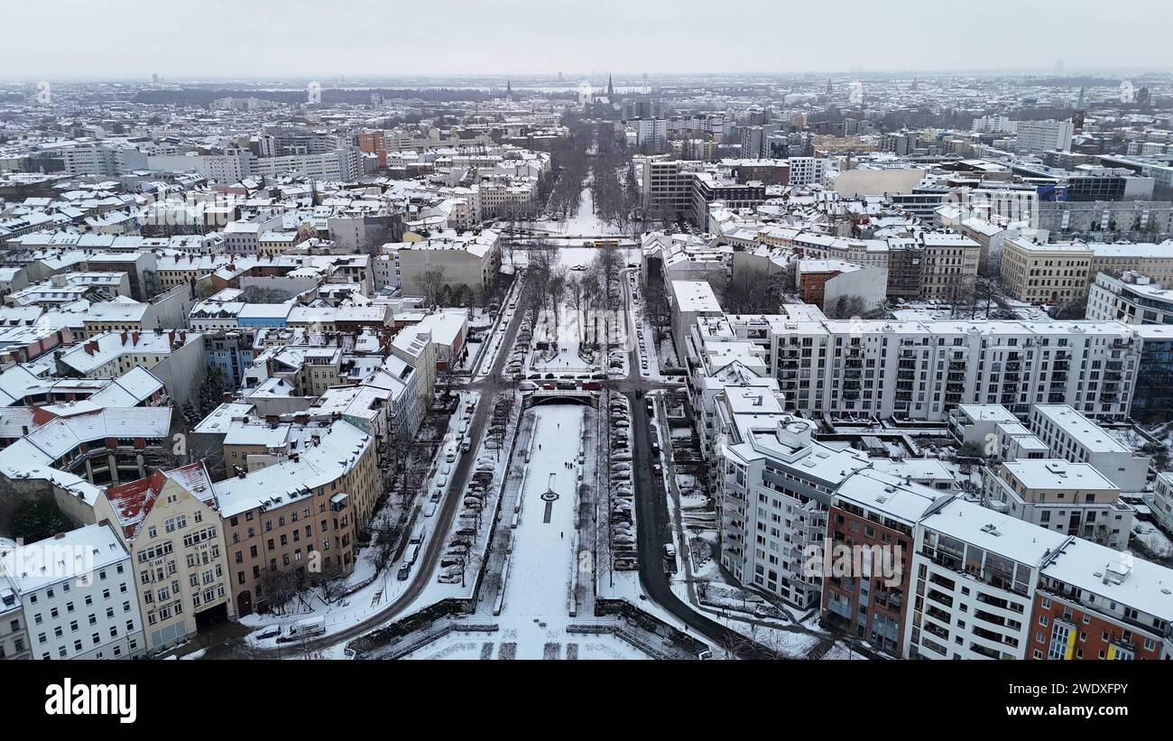 Drohnenperspektive aus dem Engelbecken in Richtung Kreuzberg nach einem Schneefall in Berlin am 16. Januar 2024. Schnee in Berlin *** Drone perspective from the Engelbecken in the direction of Kreuzberg after a snowfall in Berlin on January 16, 2024 Snow in Berlin Stock Photo