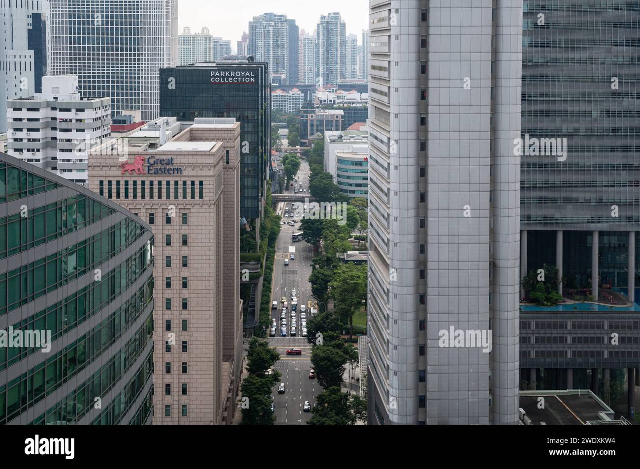 01.08.2023, Singapur, Republik Singapur, Asien - Blick von der Aussichtsterrasse Green Oasis des neuen CapitaSpring Wolkenkratzers auf das Geschaeftszentrum entlang der Church Street und Pickering Street am Raffles Place. *** 01 08 2023, Singapore, Republic of Singapore, Asia View from the Green Oasis observation deck of the new CapitaSpring skyscraper to the business center along Church Street and Pickering Street at Raffles Place Stock Photo