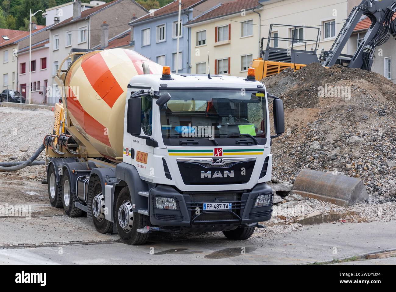 Camion mixer profesional Multibet Transilvania livrând beton la șantier