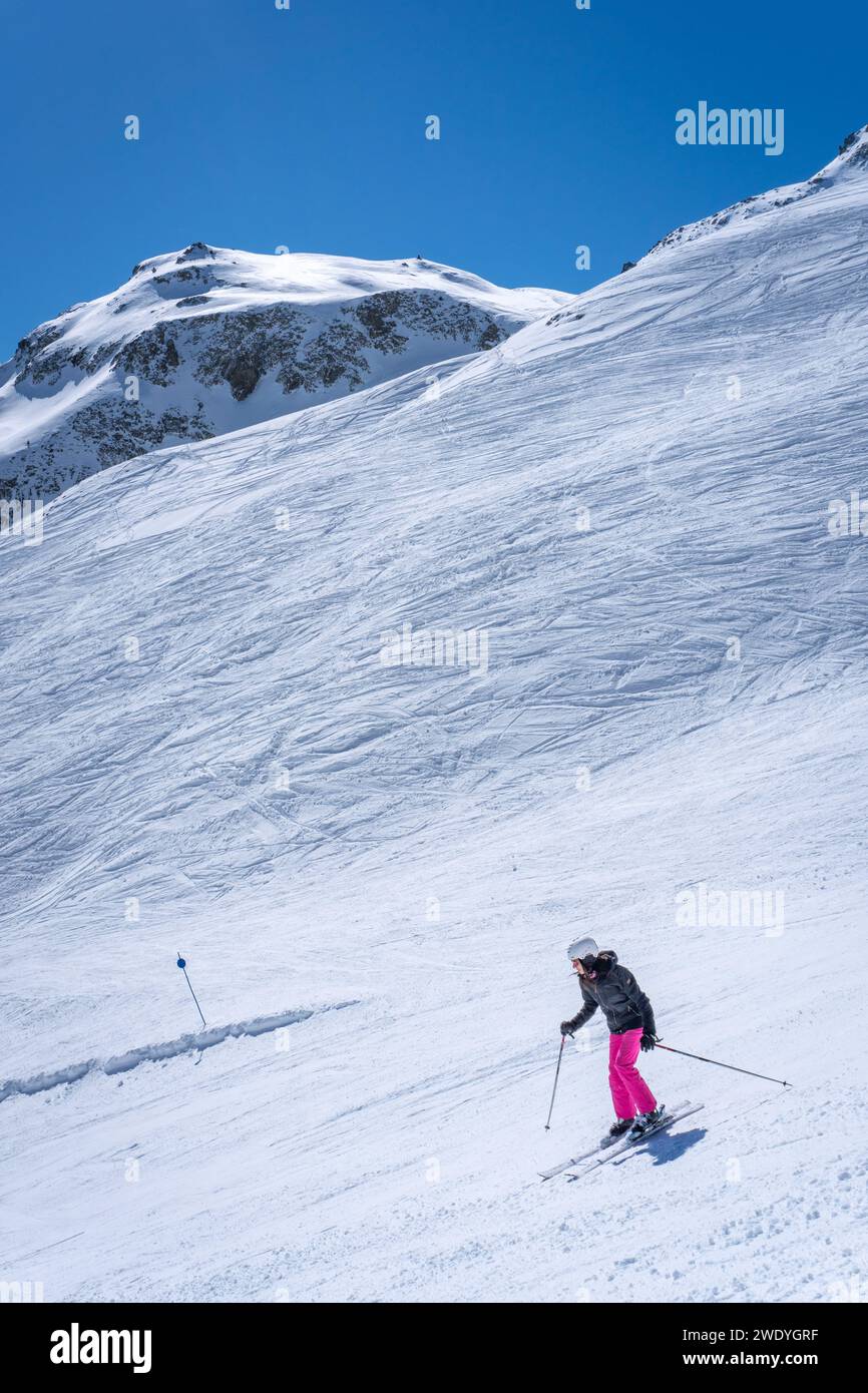 Pink snow pants hi-res stock photography and images - Alamy