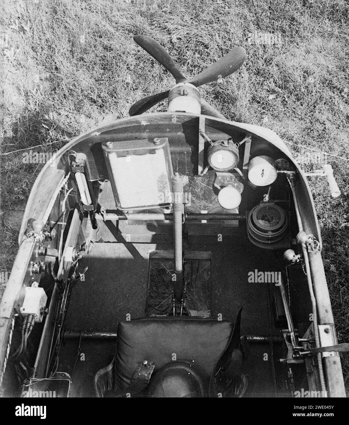 Aircraft cockpit - Fleury. Escadrille V114. Carlingue et instruments à bord - Fonds Berthelé - 49Fi947 (cropped). Stock Photo