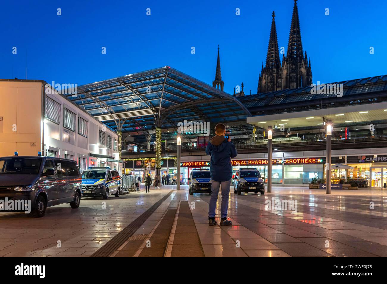 Cologne Central Station, temporary Federal Police station at Breslauer Platz, Cologne Cathedral, Cologne, NRW, Germany, Stock Photo