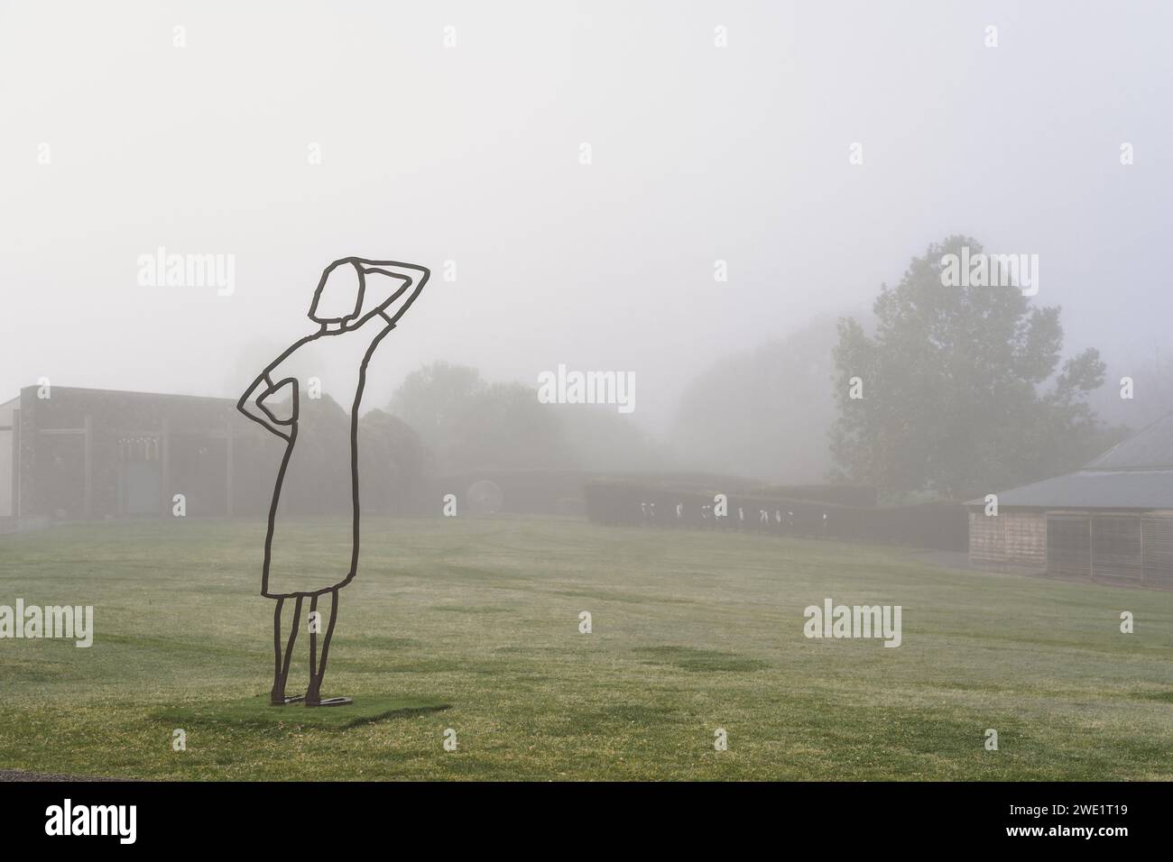 Foggy morning in Yarra Glen, featuring ‘The Drover’ by Annabel Nowlan, finalist in the Yarra Valley Arts | Yering Station Sculpture Awards 2023 Stock Photo