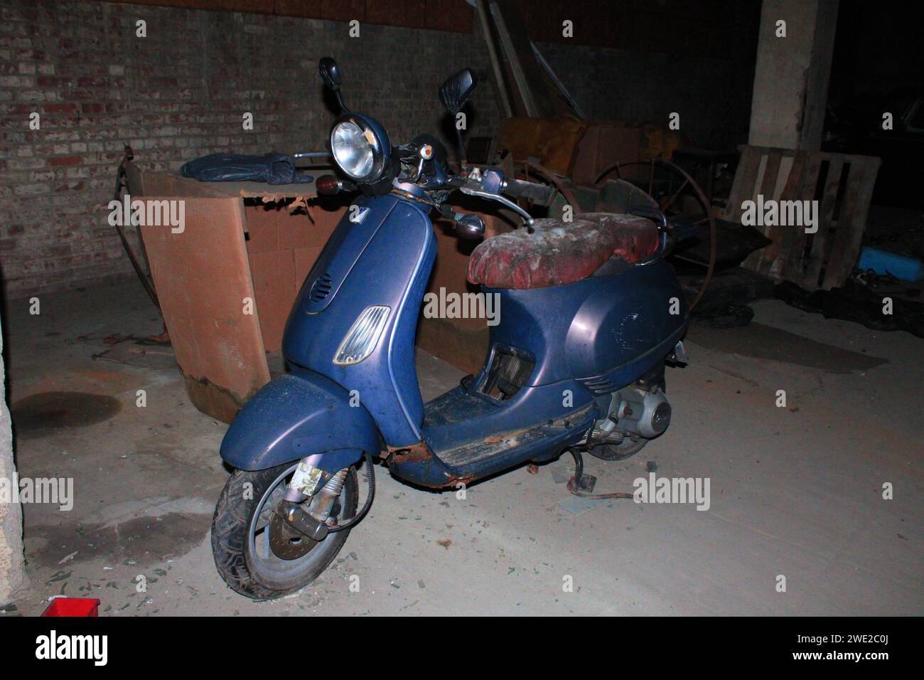 Abandoned building with old motorcycle Stock Photo - Alamy