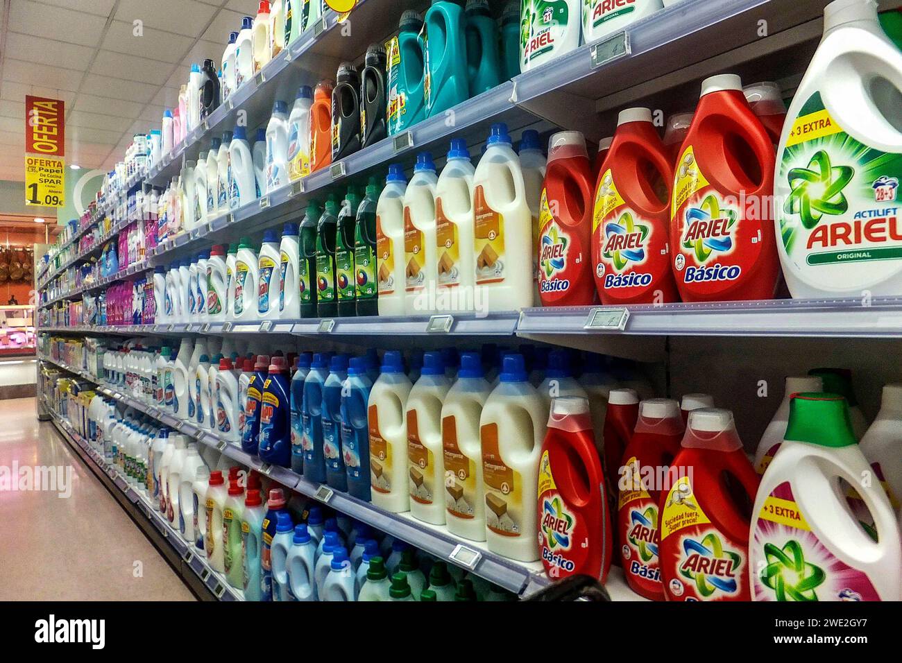 Wasch und Reinigungsartikel - alles in Kunststoffbehälter- gesehen im Spanischen Supermarkt in Morro Jable auf Fuerteventura Süd am 16.01.2017 *** Washing and cleaning products all in plastic containers seen in the Spanish supermarket in Morro Jable on Fuerteventura South on 16 01 2017 Stock Photo