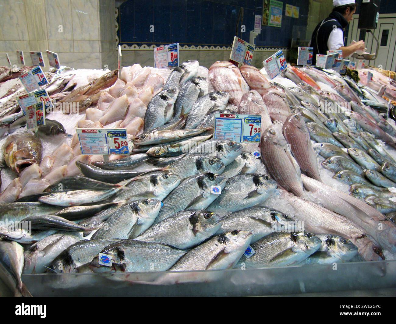 Fischverkauf im Supermarkt Padilla am 18.01.2008 in Morro Jable auf Fuerteventura-Sued. *** Fish sale in the supermarket Padilla on 18 01 2008 in Morro Jable on Fuerteventura South Stock Photo