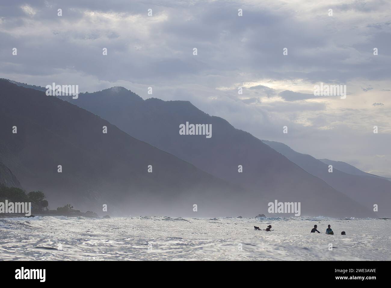 Rough sea fishing boats atlantic hi-res stock photography and images ...
