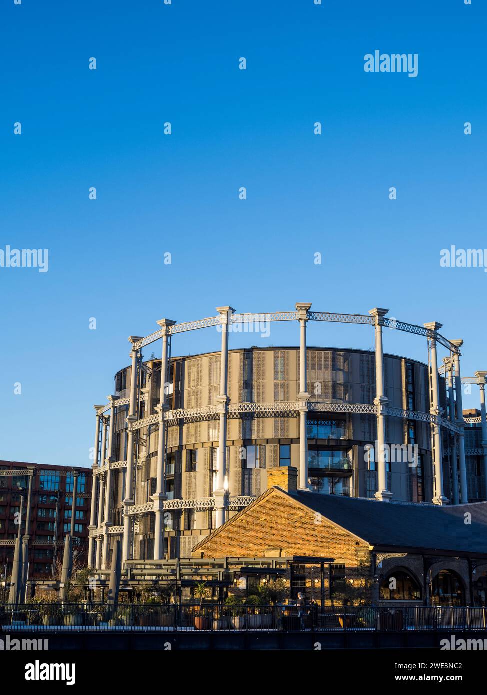 Coal Drop Yard, and Gasholders Flats, Kings Cross Regeneration Project,  Kings Cross, London, England, UK, GB. Stock Photo