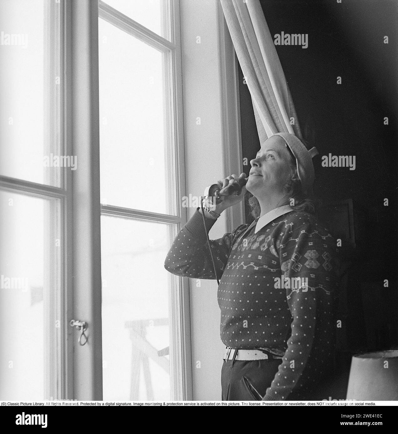 Vintage telephone 1940s hi-res stock photography and images - Alamy