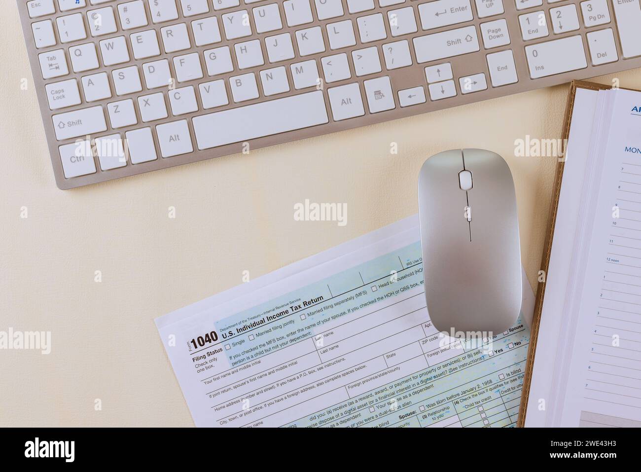 1040 income tax form hi-res stock photography and images - Alamy