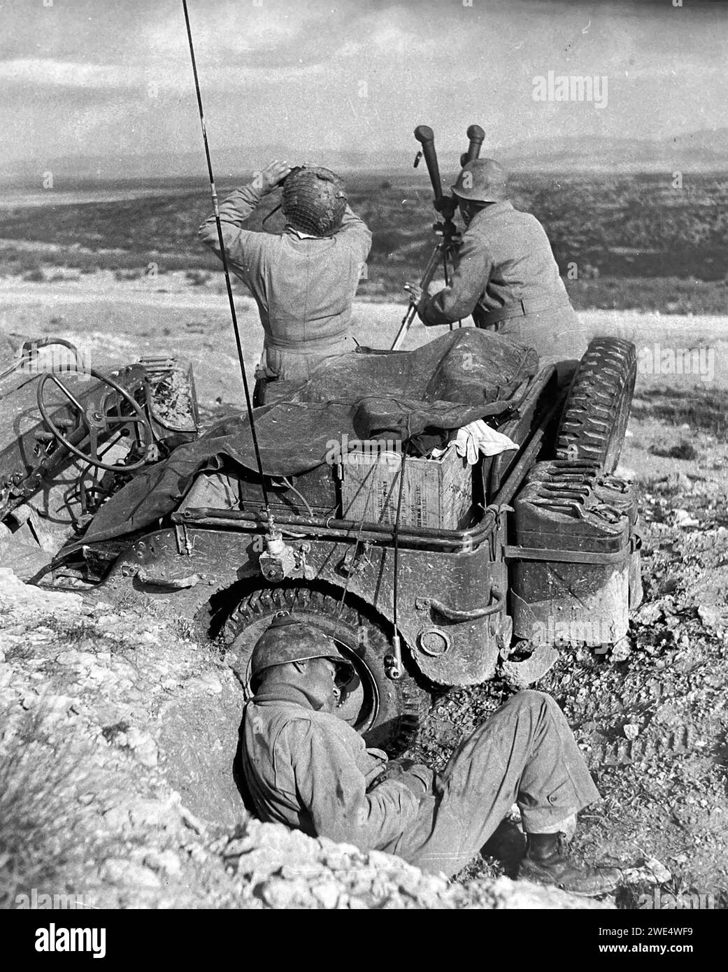 OPERATION HUSKY 1943.  American jeep crew keep a careful eye open for enemy aircraft in Tunisia prior to the invasion of Sicily. Stock Photo