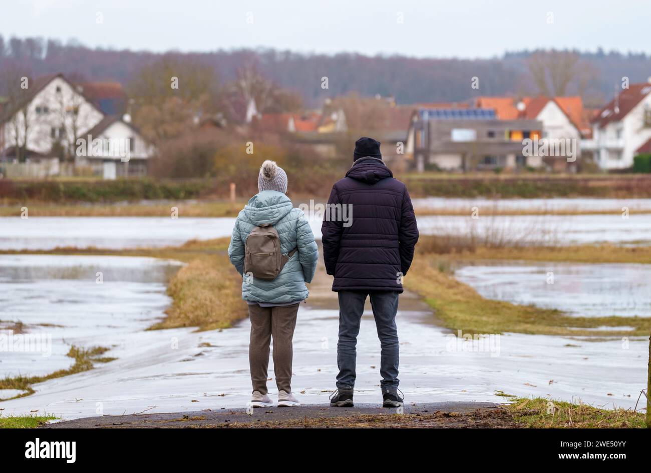 Nidder PRODUCTION - 23 January 2024, Hesse, Nidderau: Walkers stand in front ...