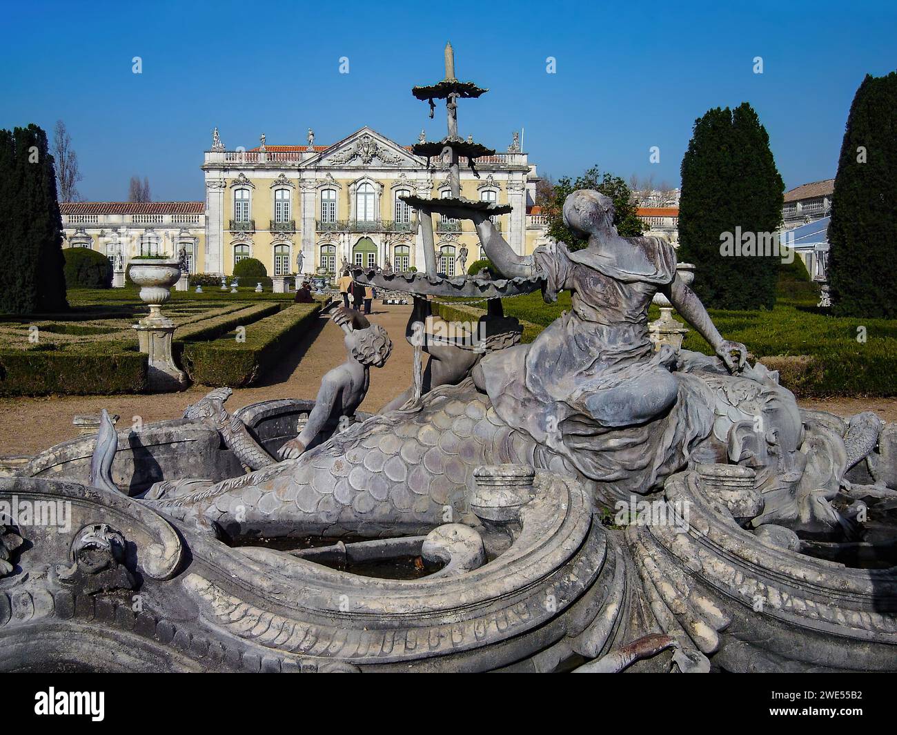 Palacio Nacional de Queluz National Palace. Amphitrite or Nereid’s Lake in Neptune Gardens. Cerimonial Facade in background. Sintra, Portugal Stock Photo