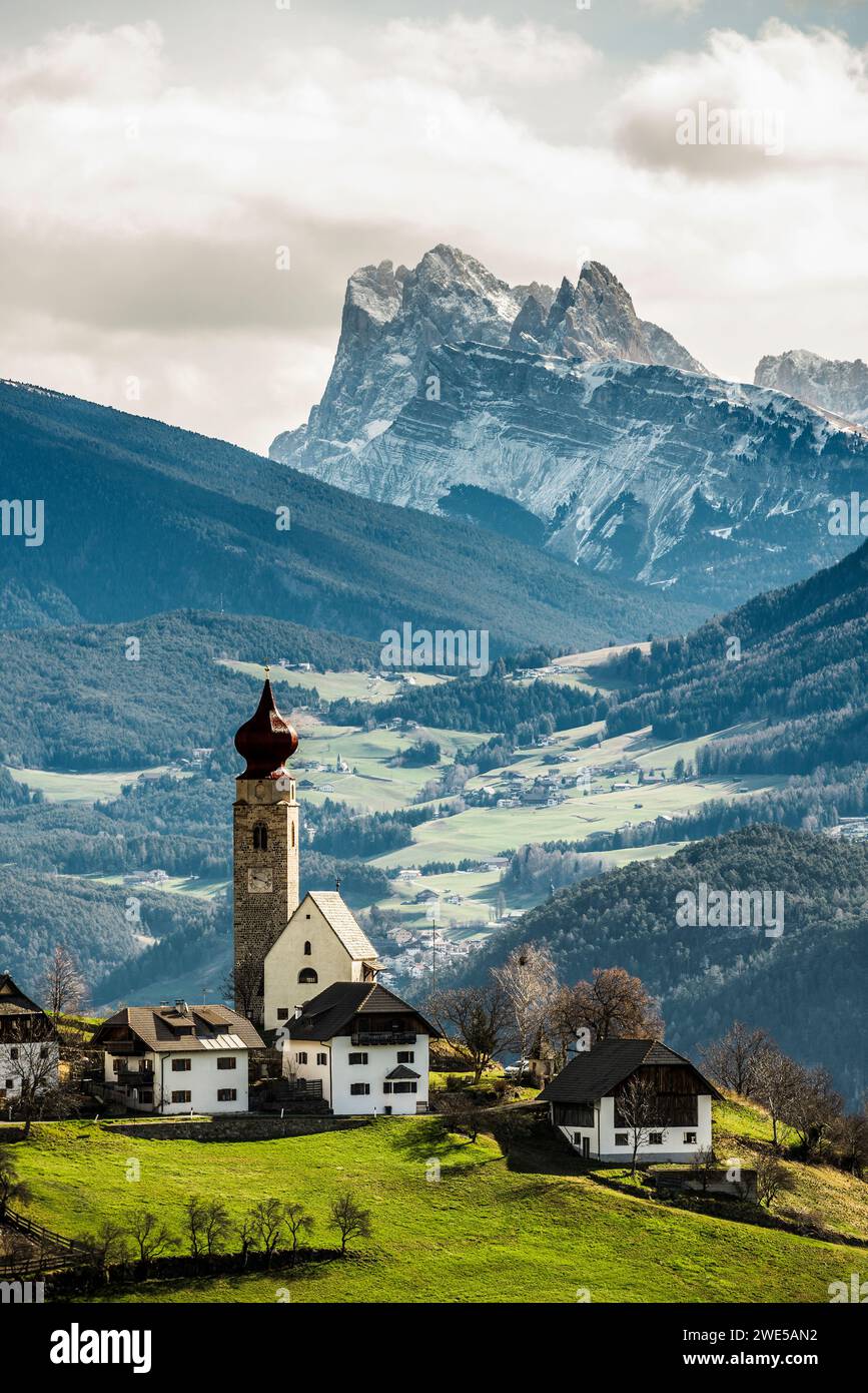 Snow-covered mountains and church, St. Nicholas Church, spring, Mittelberg am Ritten, near Bozen, Dolomites, South Tyrol, Italy Stock Photo