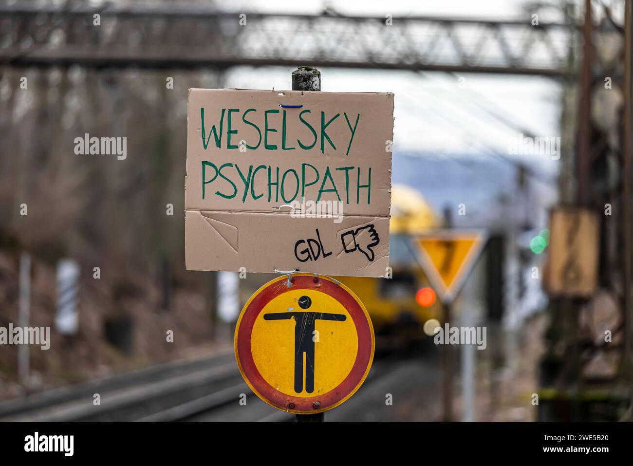 Kritik an der Gewerkschaft Deutscher Lokführer und deren Vorsitzender Weselsky. Protestplakat an einer Bahnlinie bei Stuttgart. Sechs Tage bestreikt die GDL die Bahn und legt den Bahnverkehr in Deutschland lahm. // 23.01.2024: Stuttgart, Baden-Württemberg, Deutschland, Europa *** Criticism of the German Train Drivers Union and its chairman Weselsky Protest poster on a railroad line near Stuttgart The GDL strikes the railroads for six days and paralyzes rail traffic in Germany 23 01 2024 Stuttgart, Baden Württemberg, Germany, Europe Stock Photo