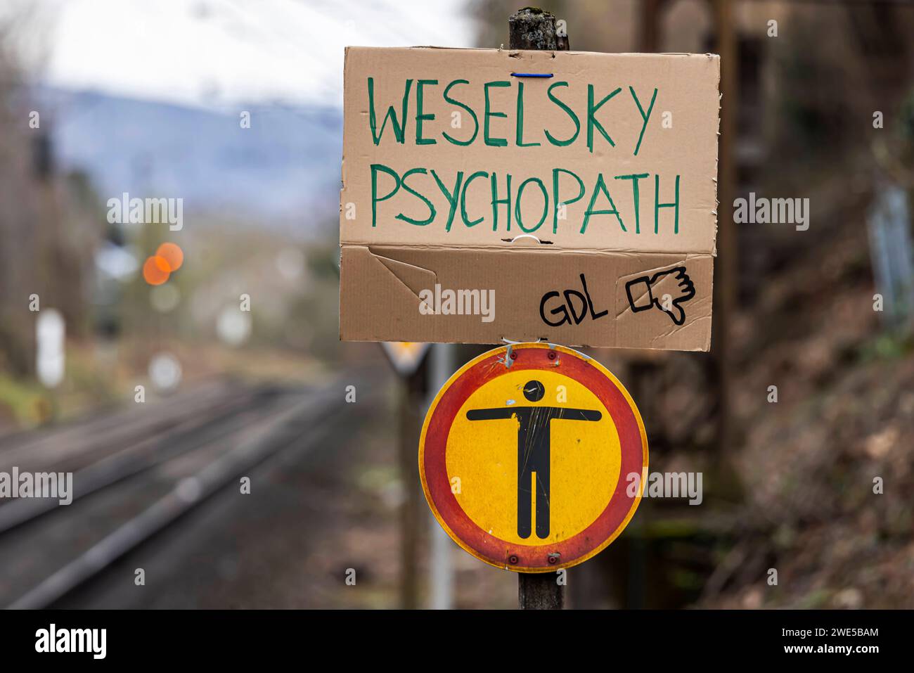 Kritik an der Gewerkschaft Deutscher Lokführer und deren Vorsitzender Weselsky. Protestplakat an einer Bahnlinie bei Stuttgart. Sechs Tage bestreikt die GDL die Bahn und legt den Bahnverkehr in Deutschland lahm. // 23.01.2024: Stuttgart, Baden-Württemberg, Deutschland, Europa *** Criticism of the German Train Drivers Union and its chairman Weselsky Protest poster on a railroad line near Stuttgart The GDL strikes the railroads for six days and paralyzes rail traffic in Germany 23 01 2024 Stuttgart, Baden Württemberg, Germany, Europe Stock Photo