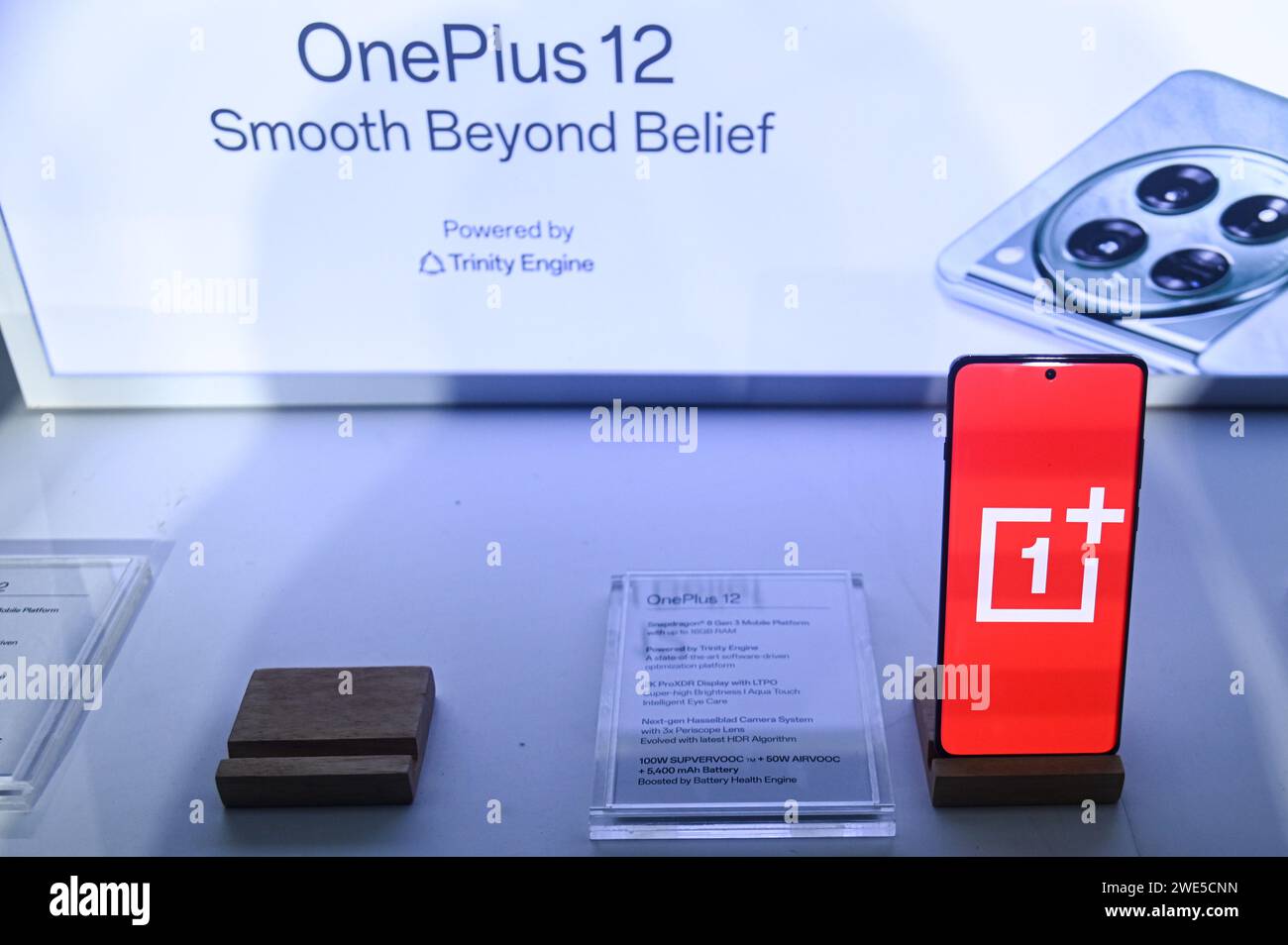 New Delhi Delhi India 23rd Jan 2024 A OnePlus 12 Smartphone Can Be   New Delhi Delhi India 23rd Jan 2024 A Oneplus 12 Smartphone Can Be Seen Kept For Display During Its Launch Event In New Delhi India On January 23 2024 Credit Image Kabir Jhangianizuma Press Wire Editorial Usage Only! Not For Commercial Usage! 2WE5CNN 