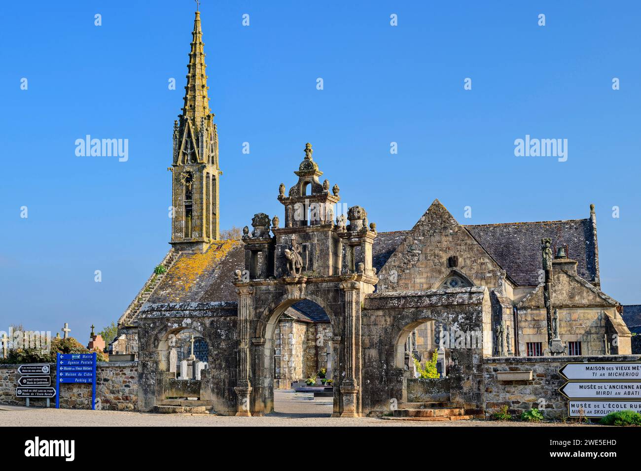 église eglise saint pierre et saint paul hi-res stock photography and ...