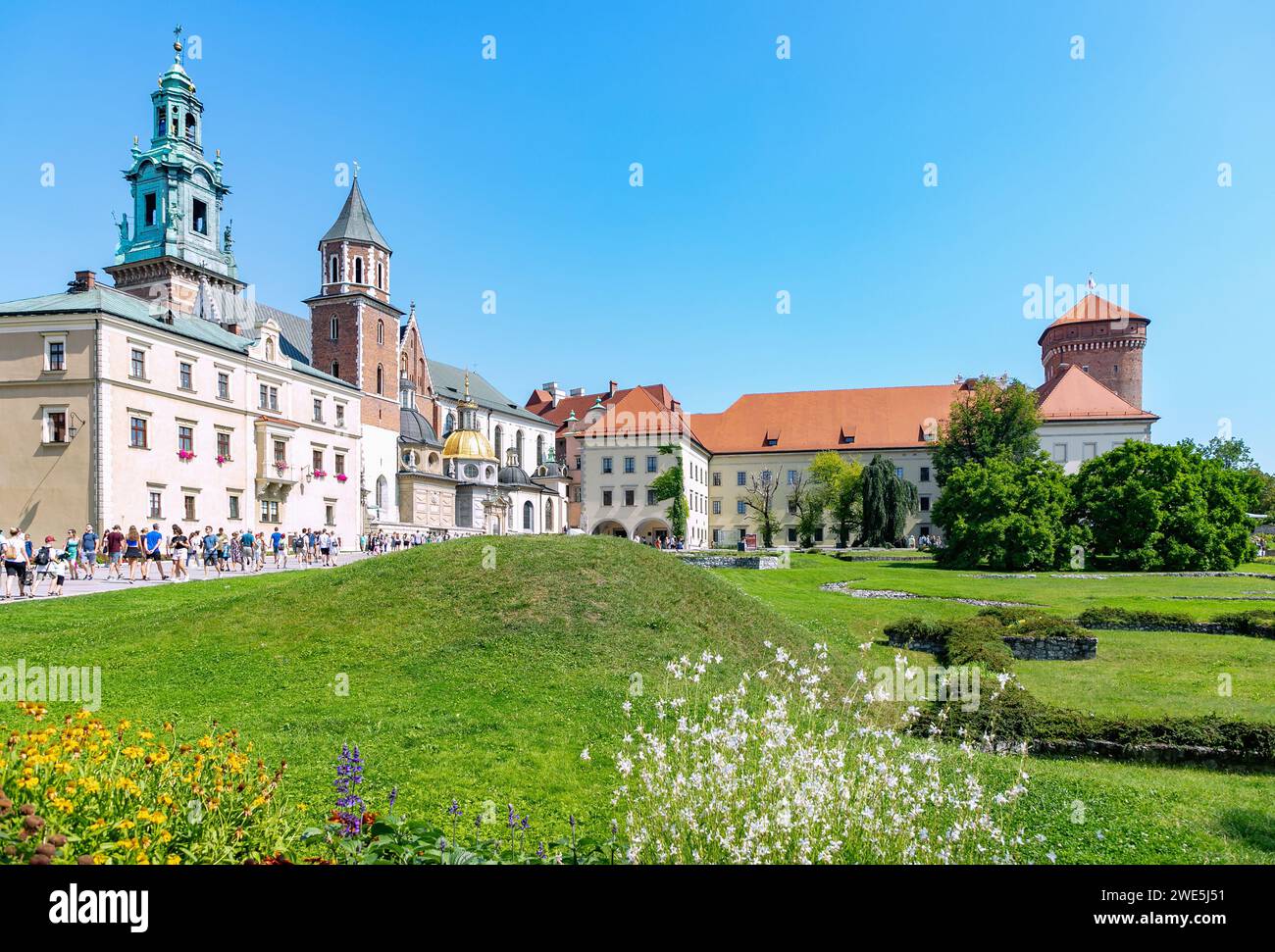 Wawel Plateau (Wzgórze Wawelskie) with cathedral and royal castle (Zamek Królewski) in the old town of Kraków in Poland Stock Photo