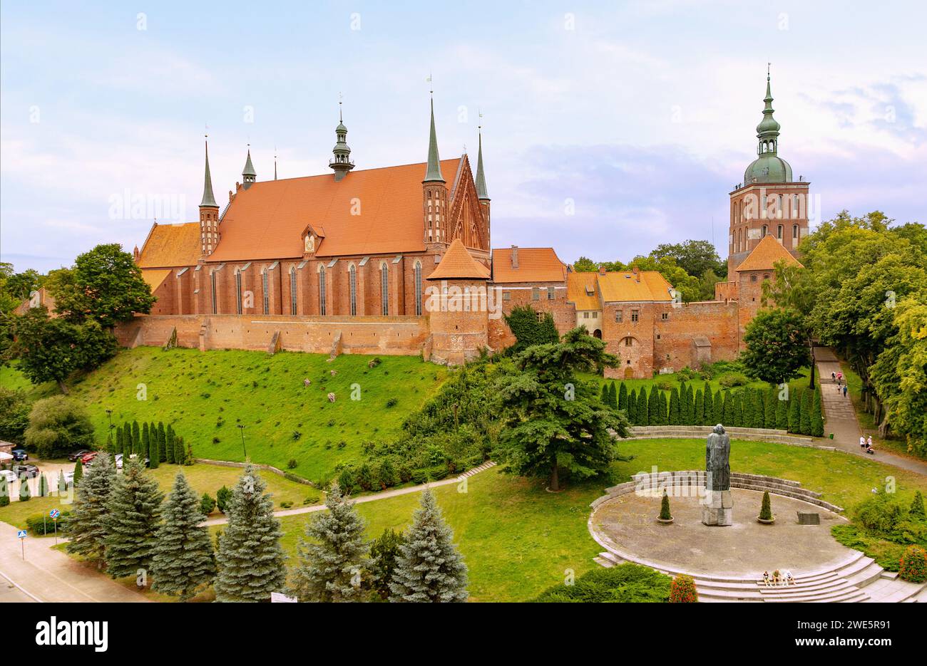 Cathedral Hill, Cathedral (Frauenburg Cathedral), Bishop&#39;s Palace (Stary Pałac Biskupi), High Tower (Wieża Radziejowskiego), Copernicus Tower (Wie Stock Photo