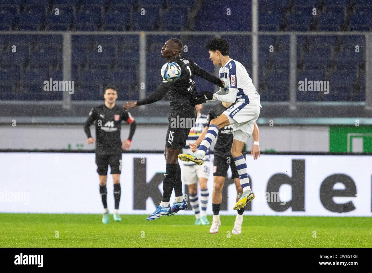 Duisburg, Deutschland. 23rd Jan, 2024. Santiago Castaneda (MSV Duisburg, 5), Zweikampf Tarsis Bonga (Hallescher FC, 15) 3. Liga 22. Spieltag: MSV Duisburg - Hallescher FC; Schauinsland-Reisen-Arena; Duisburg; 23.01.2024 DFB REGULATIONS PROHIBIT ANY USE OF PHOTOGRAPHS AS IMAGE SEQUENCES AND/OR QUASI-VIDEO/dpa/Alamy Live News Stock Photo