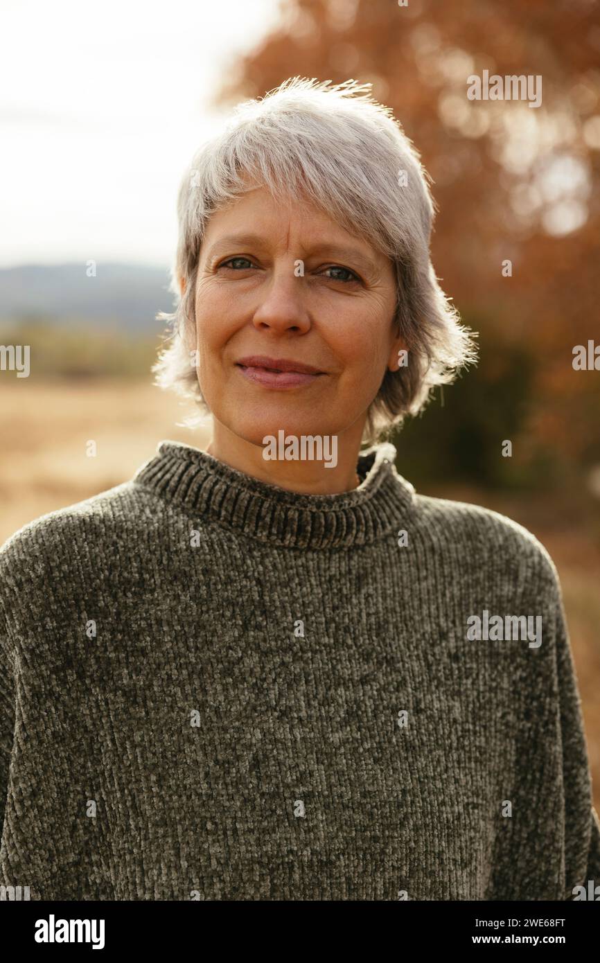 Woman wearing light gray hi-res stock photography and images - Alamy