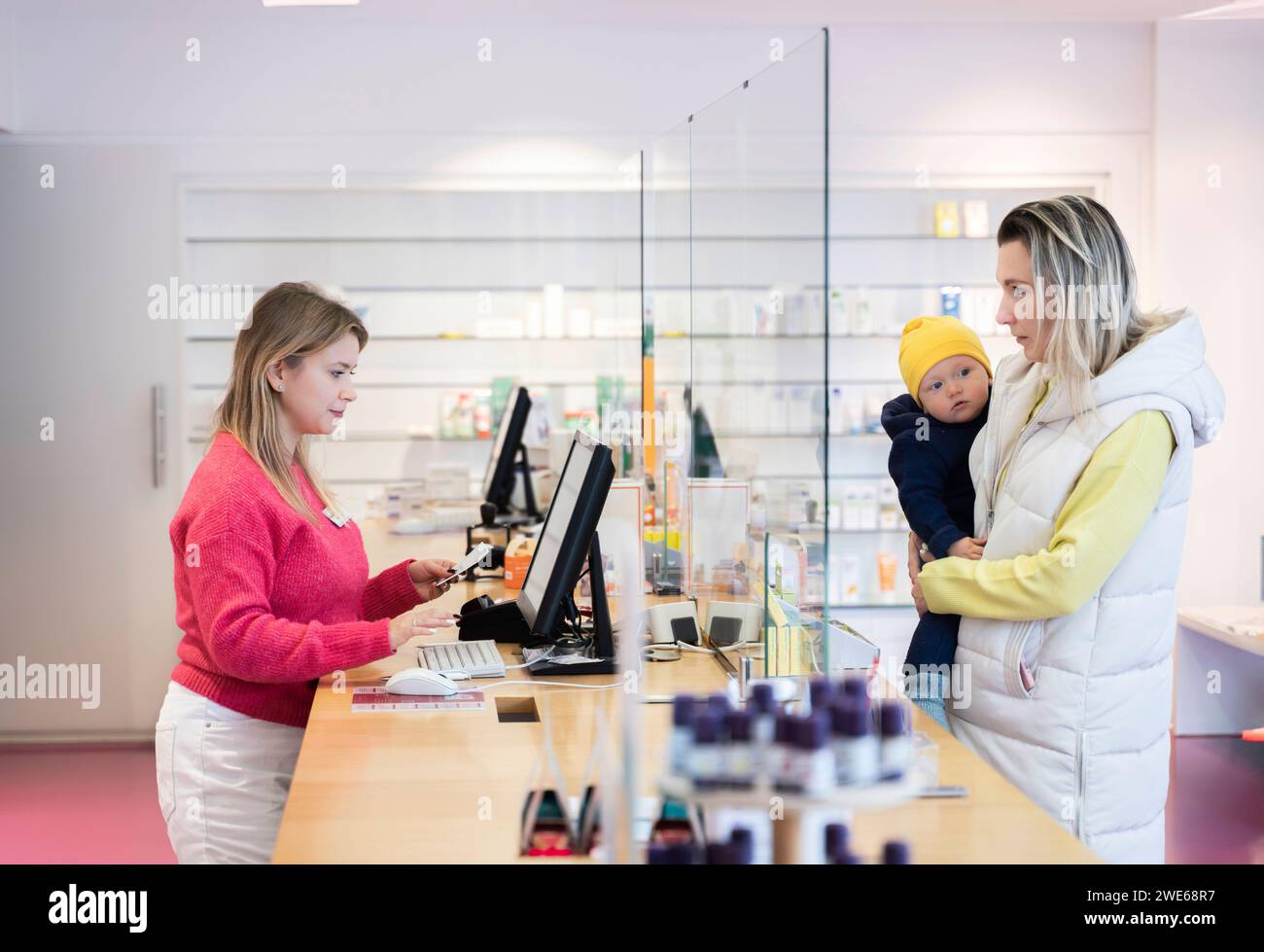 Pharmacist Using A Computer Computer pharmacy hi-res stock photography and images - Alamy
