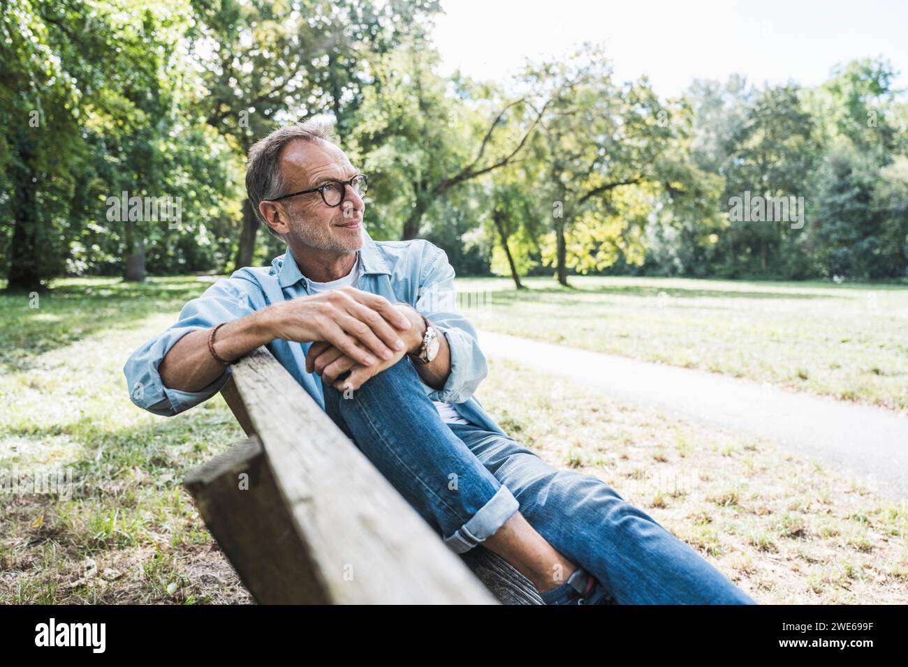 Man bench sitting park hi-res stock photography and images - Alamy