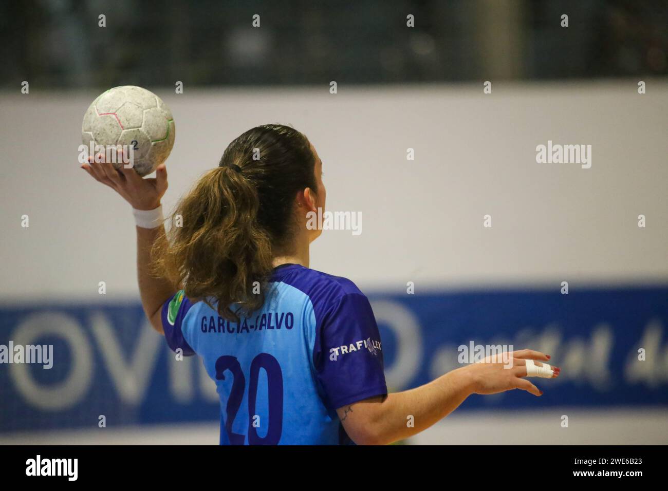 Oviedo, Spain, 23th January, 2024: The player of Lobas Global Atac Oviedo, Carmen García-Calvo (20) with the ball during the Second phase of the XLV Copa de S.M. The Queen enters Lobas Global Atac Oviedo and Atticgo BM. Elche, on January 23, 2024, at the Florida Arena Municipal Sports Center, in Oviedo, Spain. Credit: Alberto Brevers / Alamy Live News. Stock Photo