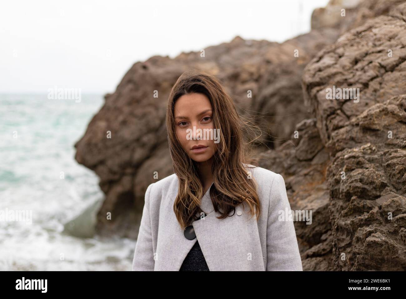 Women in front of rocks hi-res stock photography and images - Alamy