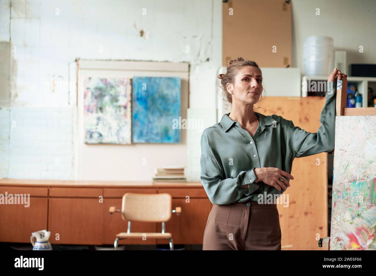 Woman artist standing easel hi-res stock photography and images - Alamy