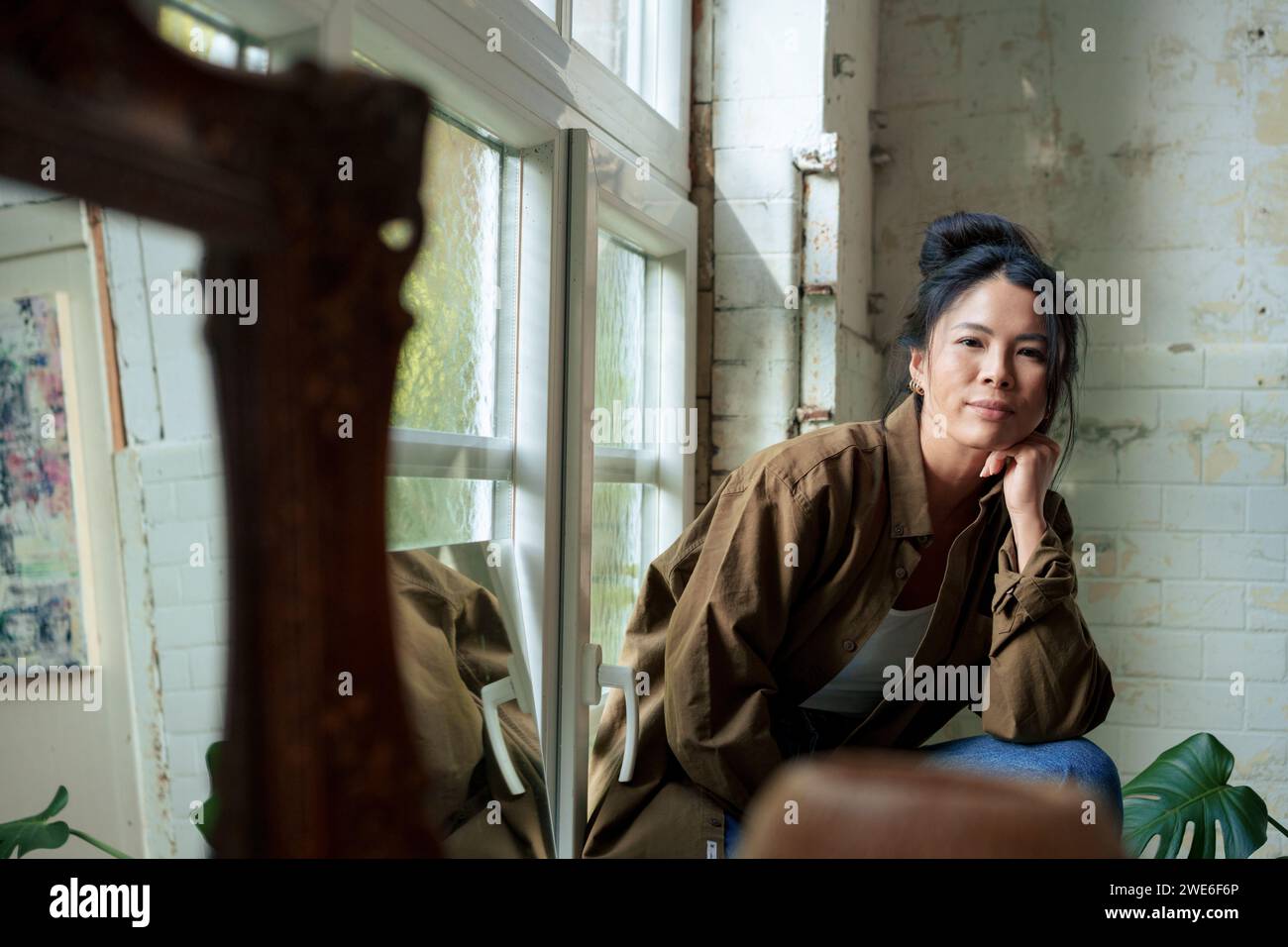 Leaning on elbows hi-res stock photography and images - Alamy