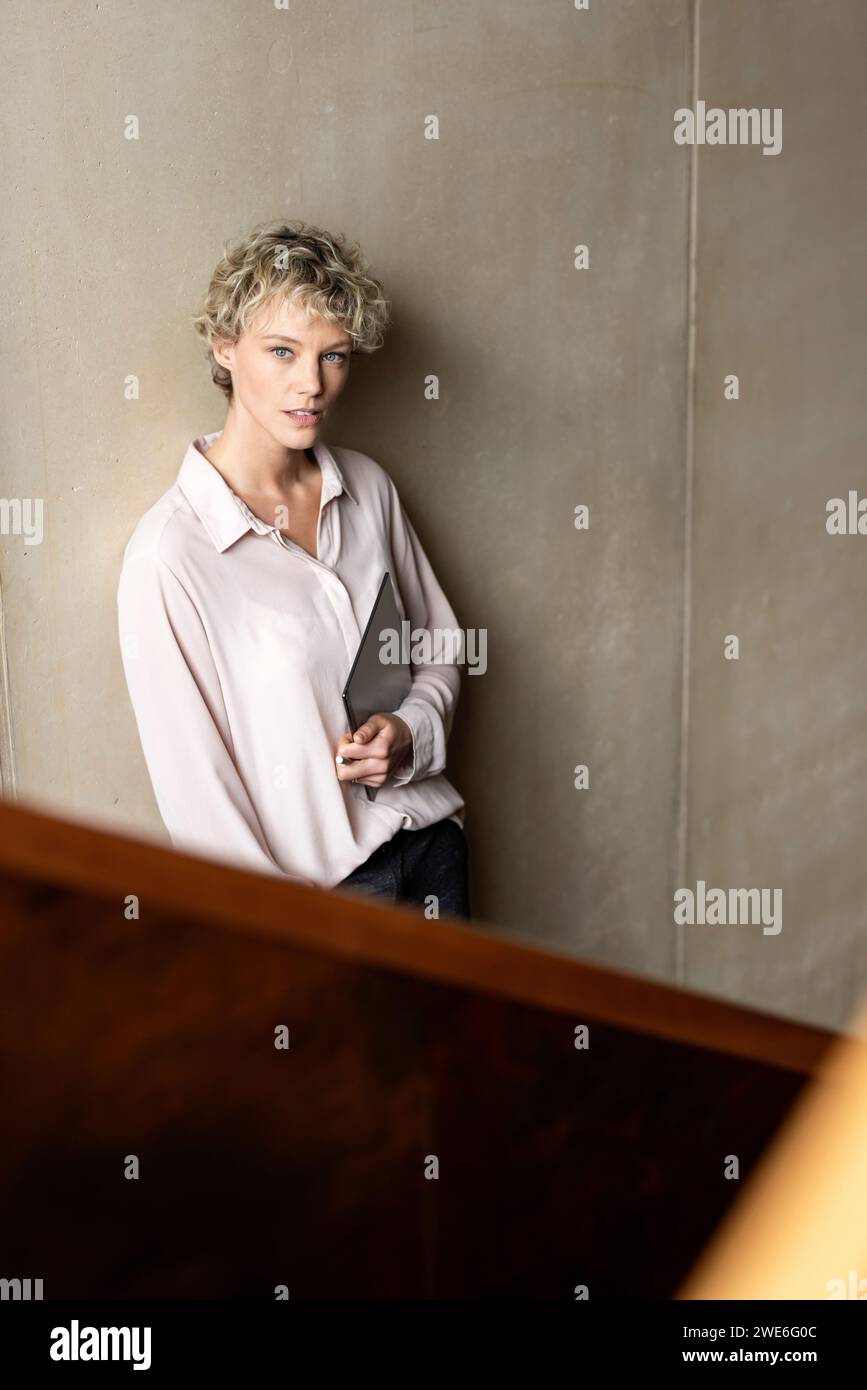 Person standing in front of wall hi-res stock photography and images ...