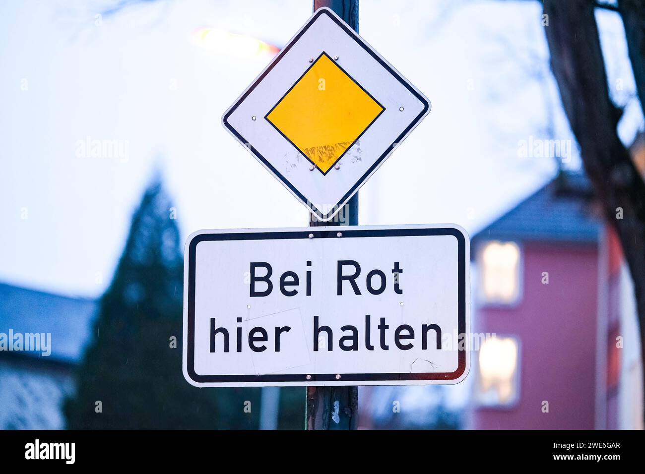 Düsseldorf 23.01.2024 Vorfahrtschild Strassenschild Verkehrsschild Autoverkehr Rotlicht rote Ampel Haltelinie Düsseldorf Nordrhein-Westfalen Deutschland *** Düsseldorf 23 01 2024 give way sign road sign traffic sign car traffic red light red traffic light stop line Düsseldorf North Rhine Westphalia Germany Stock Photo