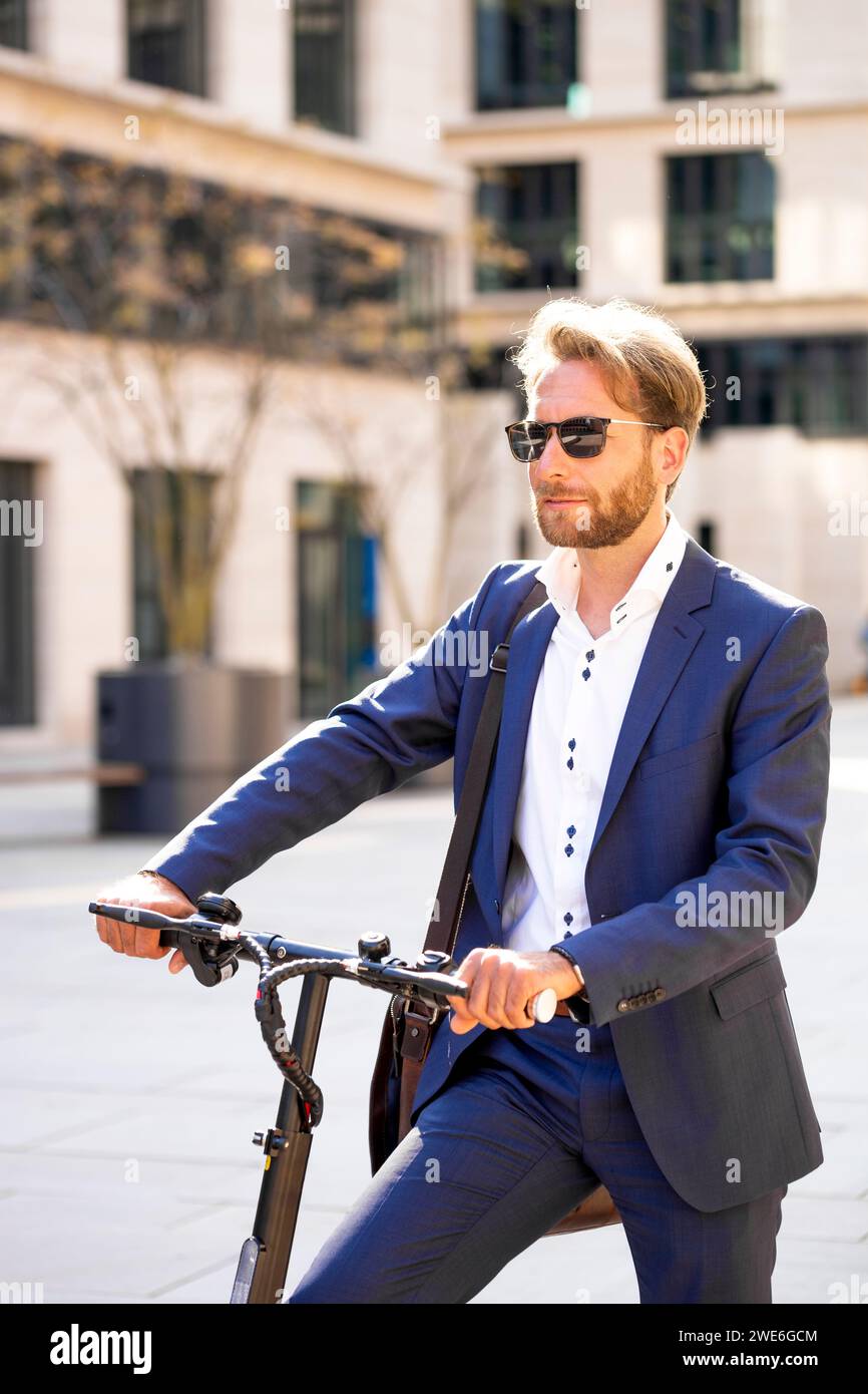 Man in electric blue suit hi-res stock photography and images - Alamy