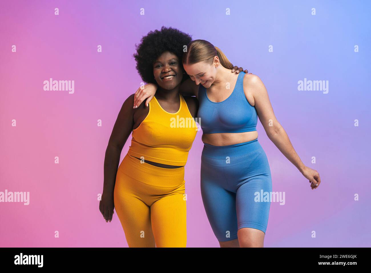 Arms around shoulder hi-res stock photography and images - Alamy