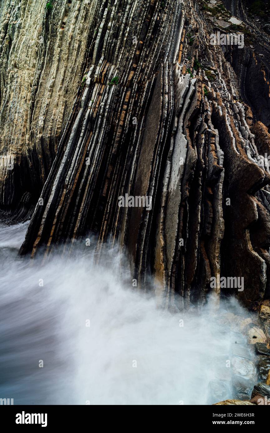 Splashing sea waves on rocky hi-res stock photography and images - Alamy