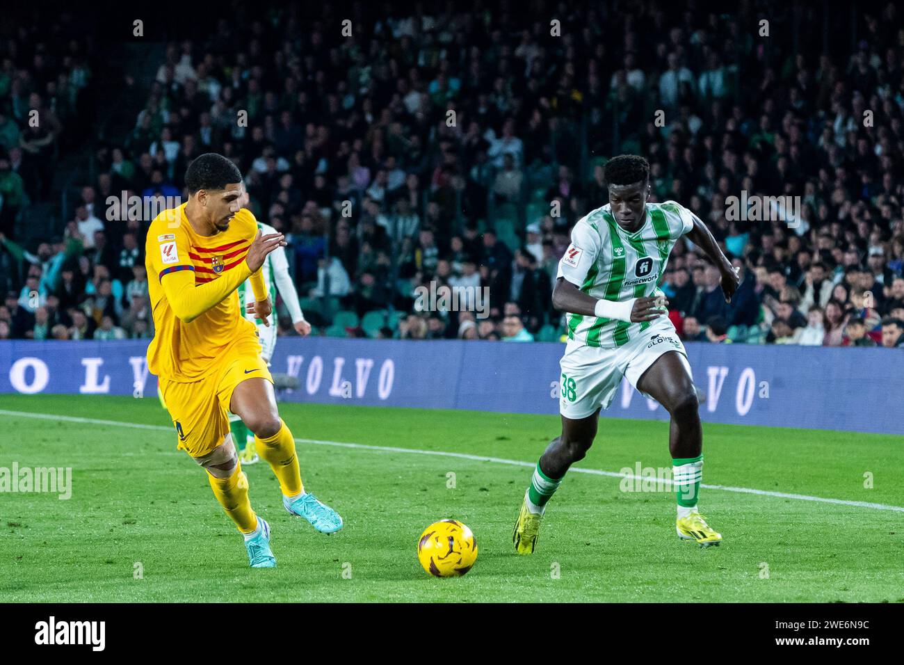 Seville, Spain. 21st Jan, 2024. Ronald Araujo (L) of FC Barcelona and Assane Diao (R) of Real Betis seen in action during the LaLiga EA Sports 2023/204 match between Real Betis and FC Barcelona at Benito Villamarin Stadium. Final score; Real Betis 2 : 4 FC Barcelona. (Photo by Francis Gonzalez/SOPA Images/Sipa USA) Credit: Sipa USA/Alamy Live News Stock Photo