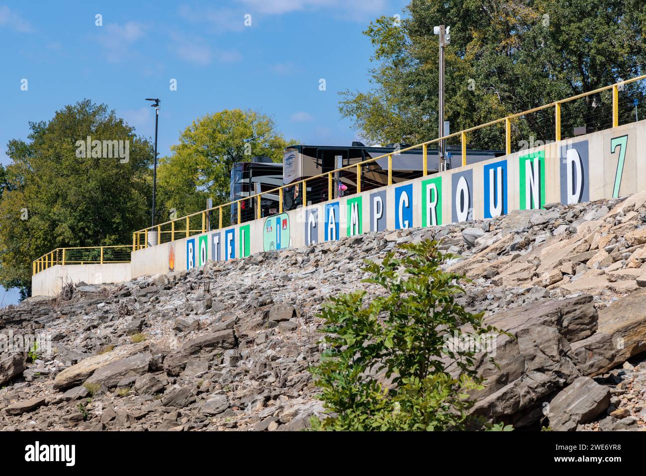 Motorhomes behind railing in Botel Campground on the Tennessee River ...