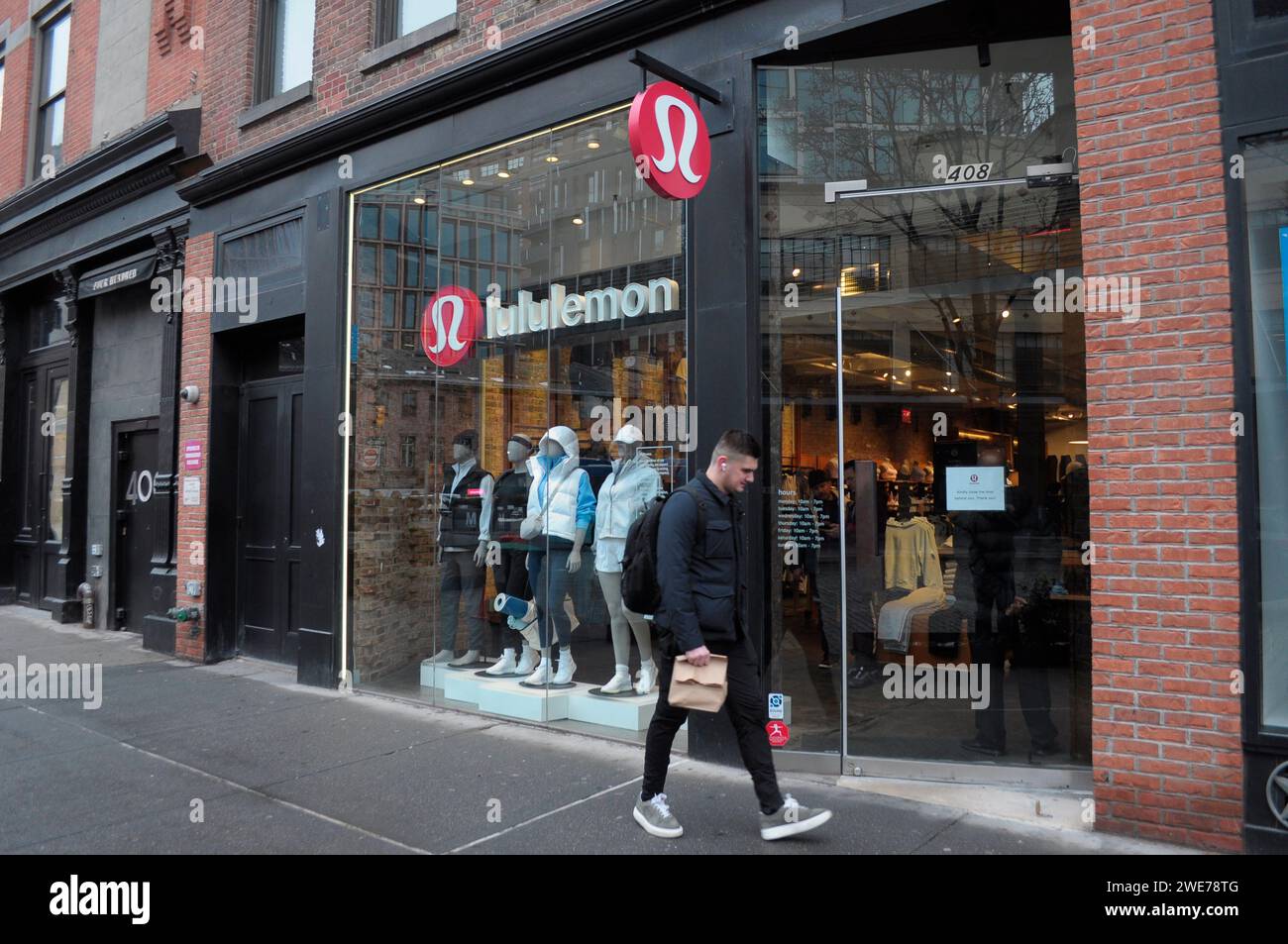 Lululemon shop hi-res stock photography and images - Page 3 - Alamy