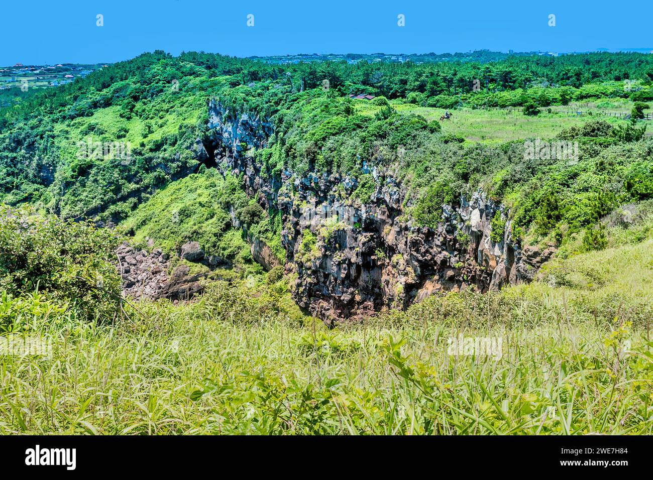 Craggy cliff wall in mountainous region of wilderness park Stock Photo