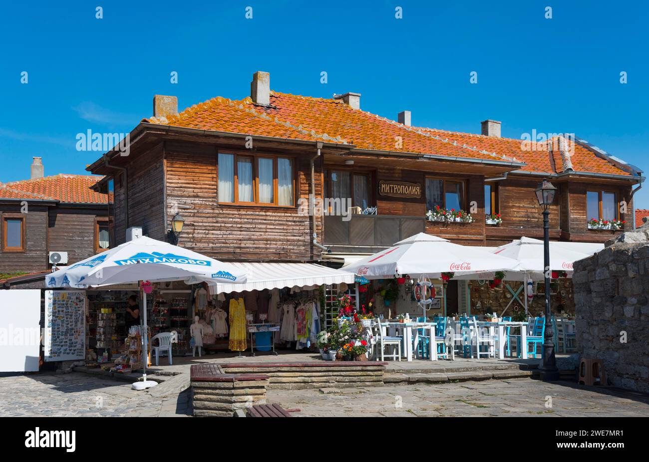 Restaurant with open-air tables next to souvenir shops in a traditional wooden building, Black Sea, Nesebar, Nessebar, Burgas, Bulgaria Stock Photo