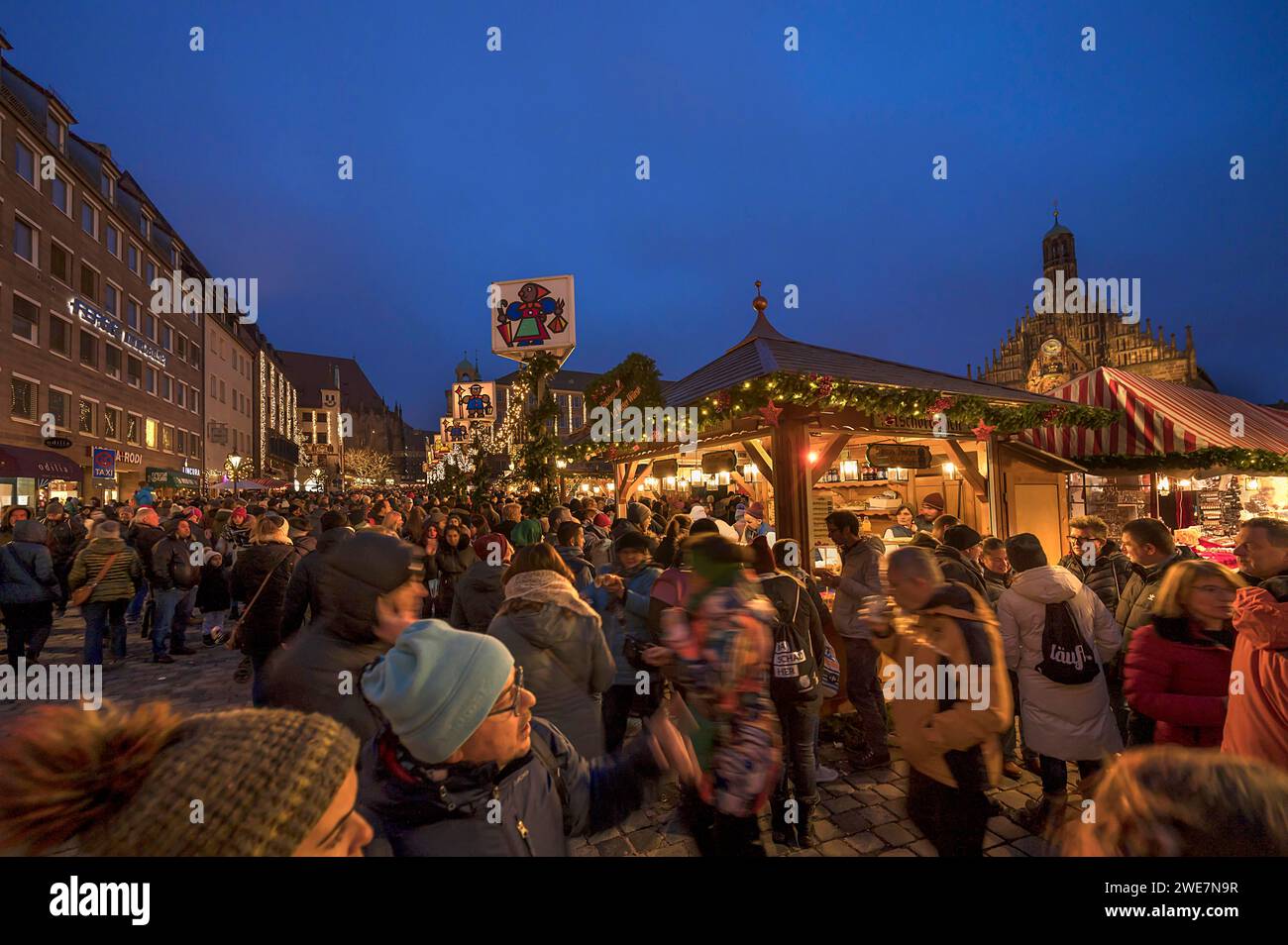 Visitors at the Nuremberg Christmas Market on Saturday evening, Nuremberg, Middle Franconia, Bavaria, Germany Stock Photo