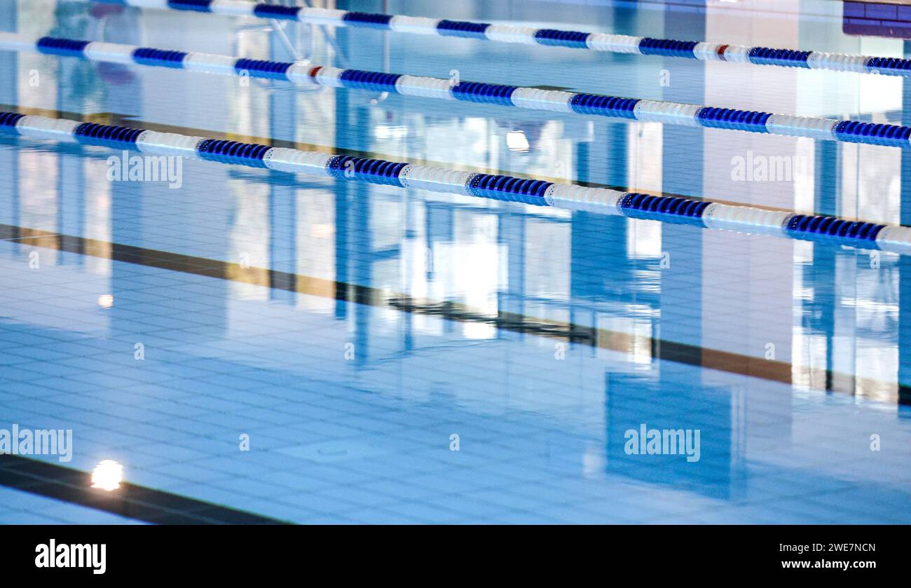 Dividing ropes delimit swimming lanes in the swimming pool of the reopened Tiergarten municipal swimming pool, Berlin, 22/01/2024 Stock Photo