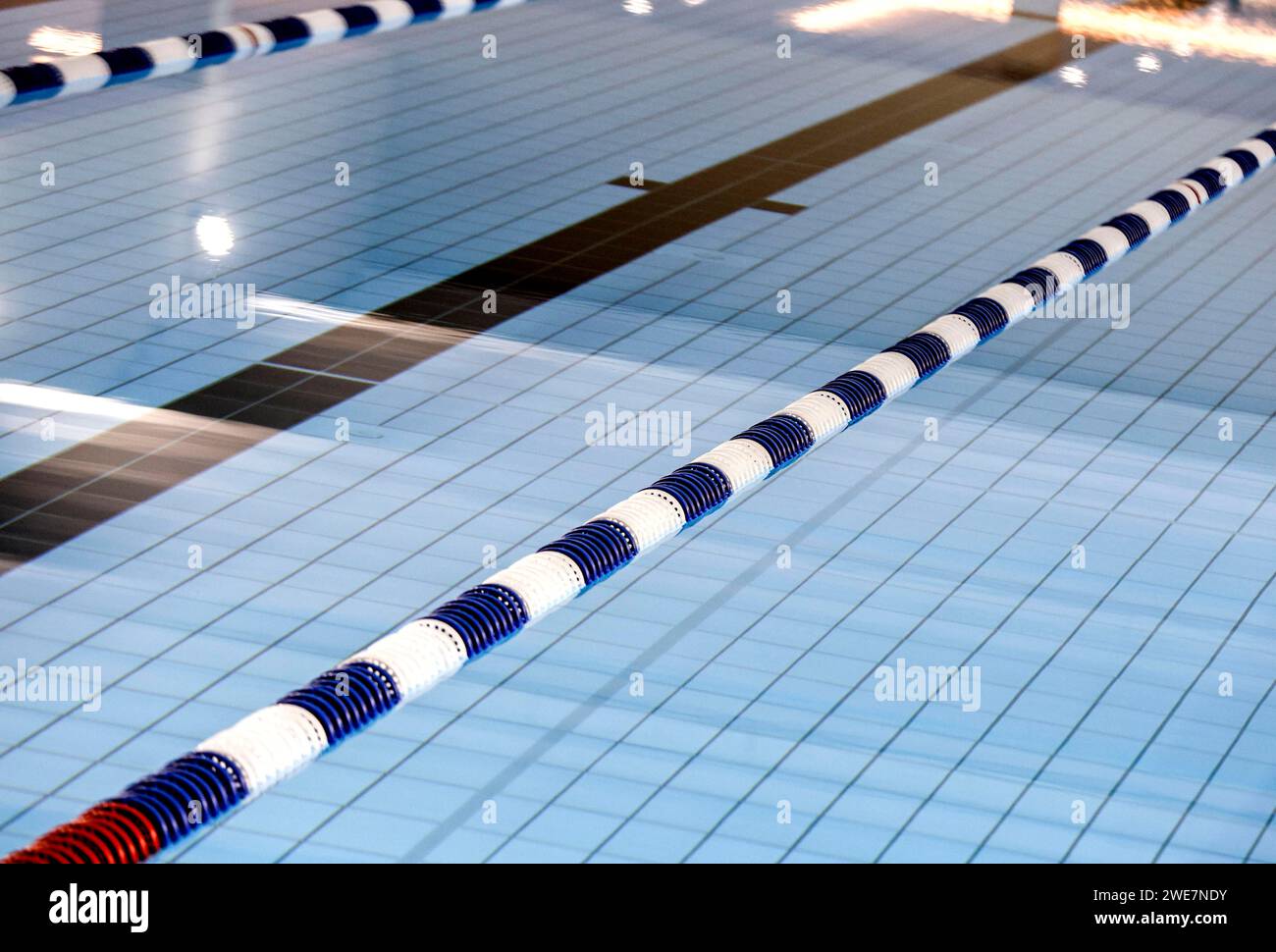 Dividing ropes delimit swimming lanes in the swimming pool of the reopened Tiergarten municipal swimming pool, Berlin, 22/01/2024 Stock Photo