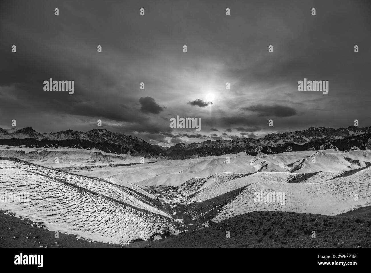 KARAMAY, CHIAN - JANUARY 25, 2023 - Tourists look at the snow scenery ...